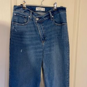 Abercrombie 90s Strait Asymmetrical Jeans